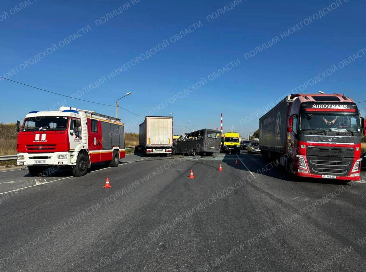 Три человека погибли в ДТП с фурой и маршруткой в Нижегородской области