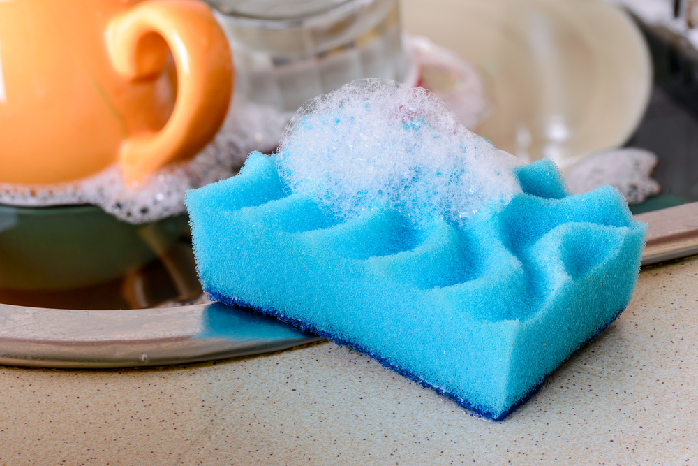 Отличный лайфхак для экономии и удобства в быту — это то, что в посудомоечной машине можно мыть не только ложки и тарелки, но и дать новую жизнь губкам для посуды. Фото © Shutterstock
