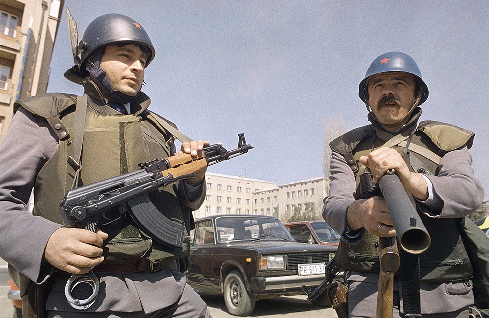 Двое полицейских в центре Приштины, столицы Косова, после столкновений между этническими албанцами и силами безопасности. Югославия, 4 марта 1989 года. Фото © ТАСС / AP / Udo Weitz