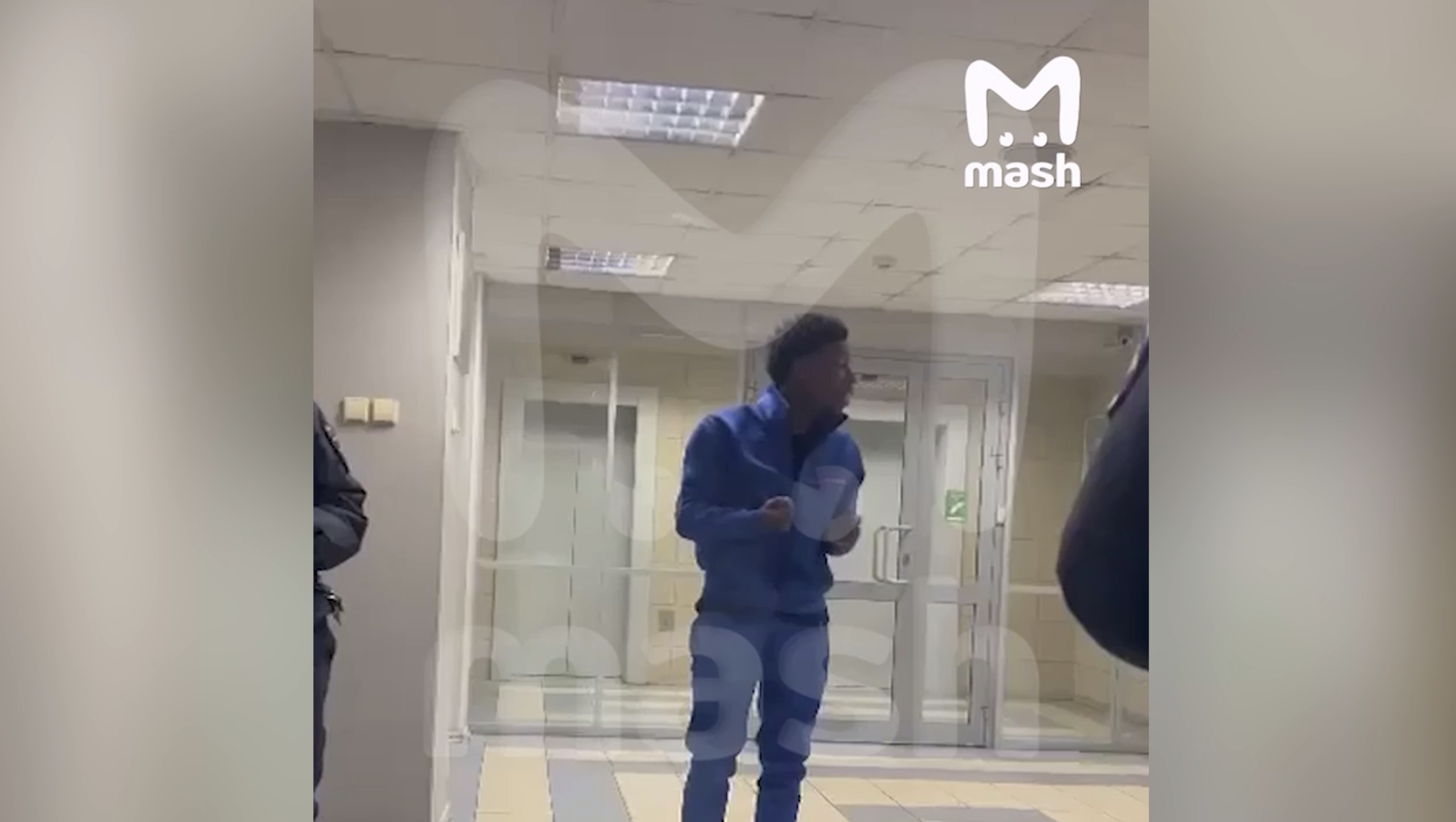 Опубликовано видео с Квинси Промесом в отделе полиции в Москве