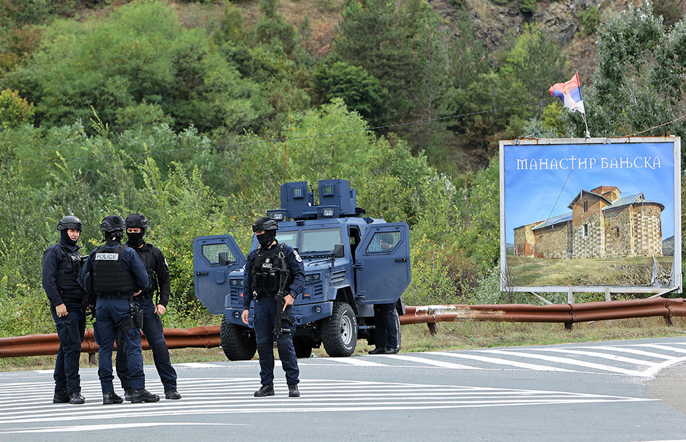 Полиция возле деревни Баньска в Косове после вооружённого инцидента, в результате которого был убит полицейский. Фото © ТАСС / EPA / DJORDJE SAVIC
