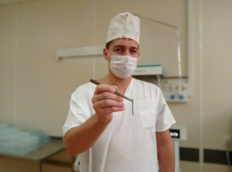 Тот самый гвоздь, который вынули из груди 42-летнего россиянина. Фото © Амурская областная клиническая больница 