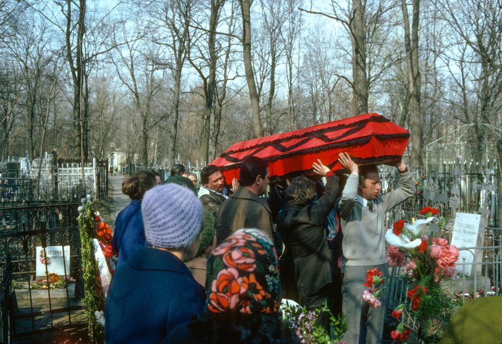 Традиция фотографировать похороны возникла раньше советского строя. Фото © Getty Images / Fred Ihrt / LightRocket