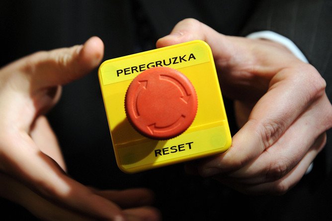 Кнопка с надписью "перегрузка", которую Хиллари Клинтон подарила Сергею Лаврову в 2009 году. Фото © Twitter / andrewdkaufman