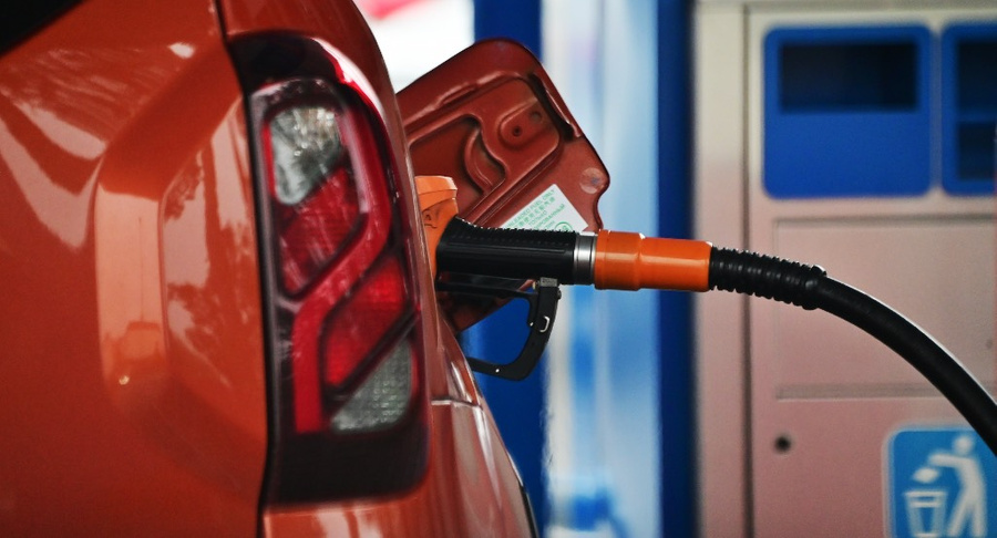 С 1 октября бензин перестанет дорожать. Фото © ТАСС / Владимир Баранов