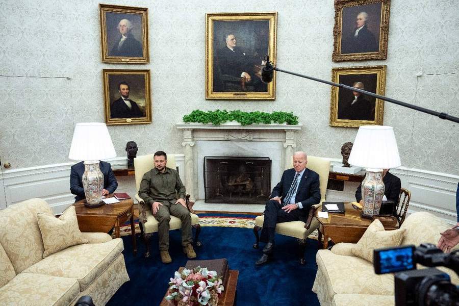 Президент США Джо Байден (справа) встречается с президентом Украины Владимиром Зеленским в Овальном кабинете Белого дома 21 сентября 2023 года. Фото © Getty Images / Drew Angerer