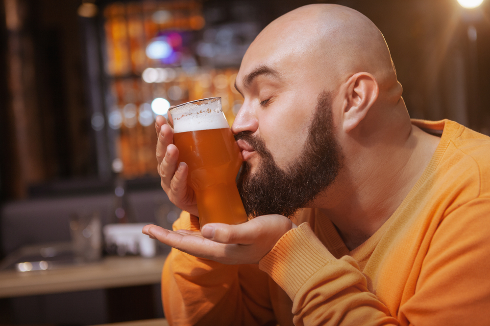 Верный признак того, что ваш будущий муж станет алкоголиком, — он выпивает для того, чтобы снять напряжение и стресс. Фото © Shutterstock