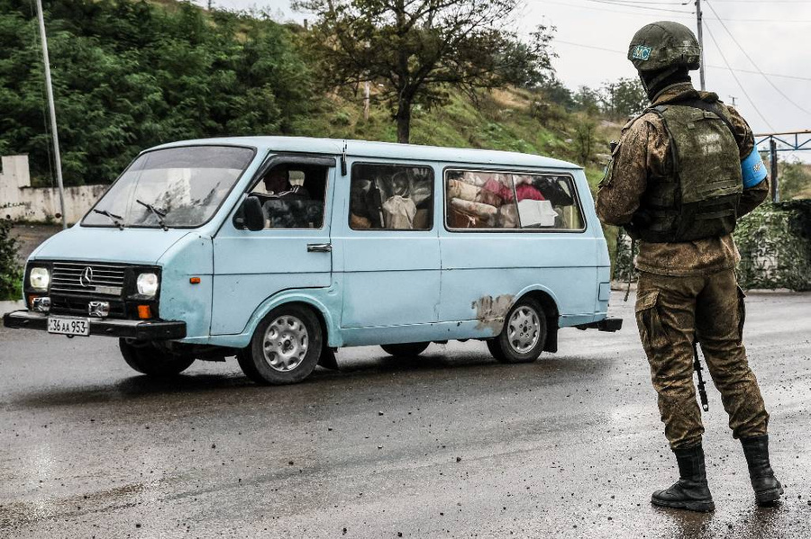 Военнослужащий российского миротворческого контингента обеспечивает безопасный проезд в Лачинском коридоре, Шушинский район, Азербайджан. Фото © ТАСС / Сергей Савостьянов