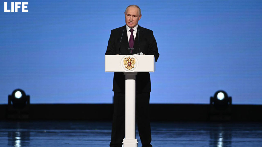 Президент РФ Владимир Путин на концерте по случаю 100-летия Расула Гамзатова. Обложка © LIFE / Павел Баранов