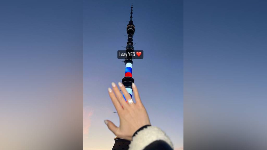Ведущая "Матч ТВ" Яна Ромашкина показала кольцо на безымянном пальце от Тикнизяна. Фото © Instagram (соцсеть запрещена в РФ, принадлежит корпорации Meta, которая признана в РФ экстремистской) / romashkina_ya