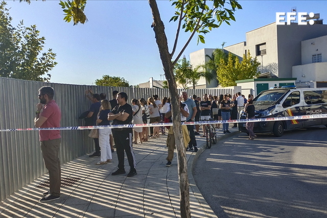 Обстановка во дворе школы в Испании, где подросток напал на людей с ножом. Обложка © X (Twitter) / EFE_Andalucia