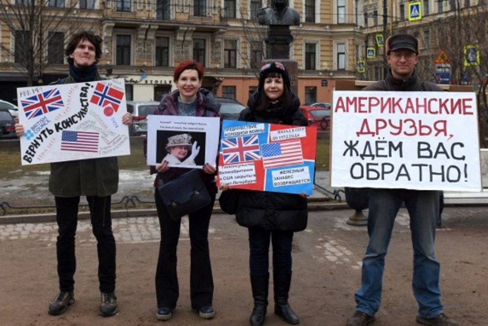 Чему научит слушательниц Светлана Уткина (вторая слева), вполне понятно. Фото © spisok-inoagentov.ru