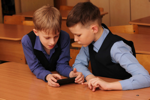 В ГД одобрили поправку о запрете использования телефонов на уроках в учебных целях