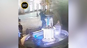 Ещё один"акробат" повредил статую принцессы Турандот в Москве