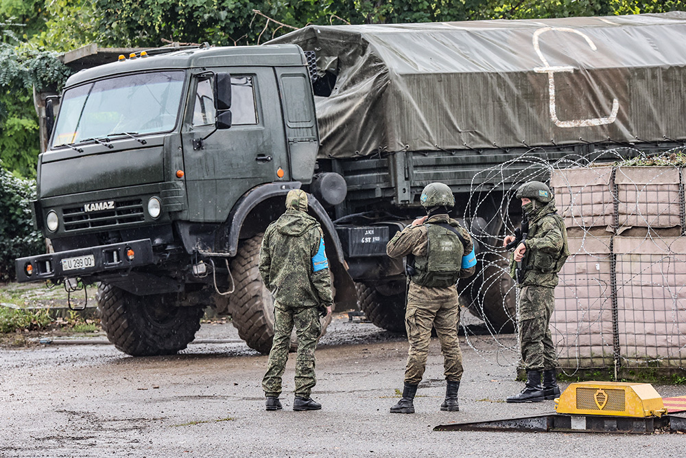 Военнослужащие российского миротворческого контингента обеспечивают безопасный проезд в Лачинском коридоре. Фото © ТАСС / Сергей Савостьянов