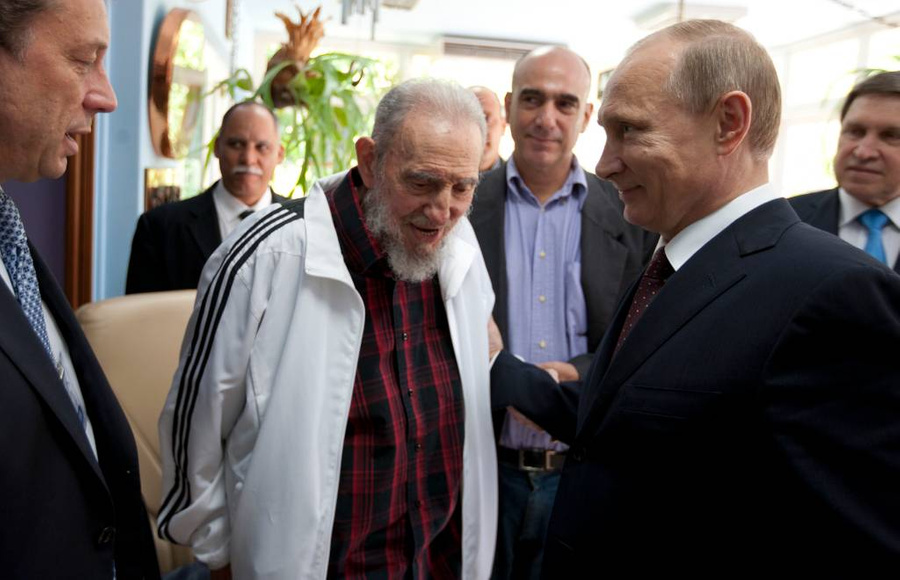 Президент России Владимир Путин и Фидель Кастро. Обложка © ТАСС / AP / Alex Castro