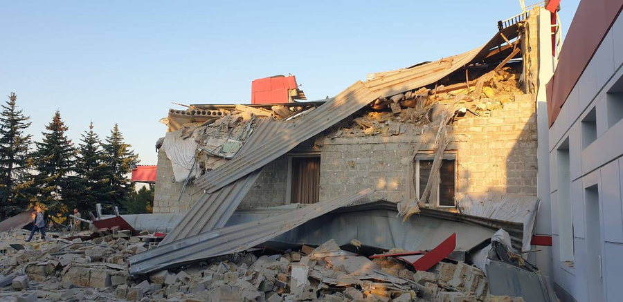 Последствия попадания ракеты ВСУ в гостиницу в Енакиеве ДНР. Фото © Telegram / Александр ДроZденко