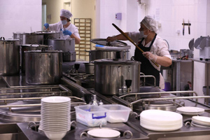 Повар школьной столовой осталась без пальца из-за морковного салата