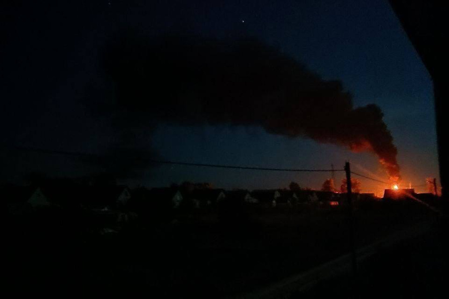 В посёлке Погар Брянской области прогремело четыре взрыва, горит подстанция. Обложка © t.me / "ЧП Брянск"