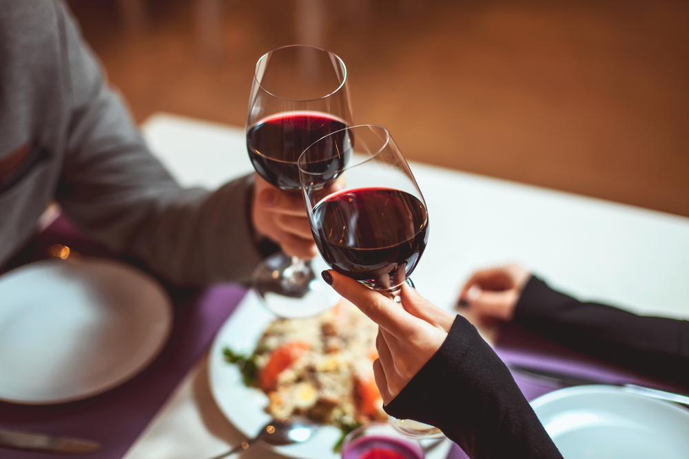 Россиян предупредили о последствиях ежедневного ужина под бокал вина