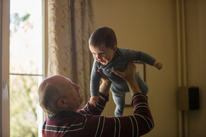 Воспитывать внуков и быть примером: Опрос показал, кем видят себя российские бабушки и дедушки