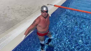"Браво, наш Ихтиандр!": Костомаров показал, как плавает в бассейне с протезами на ногах