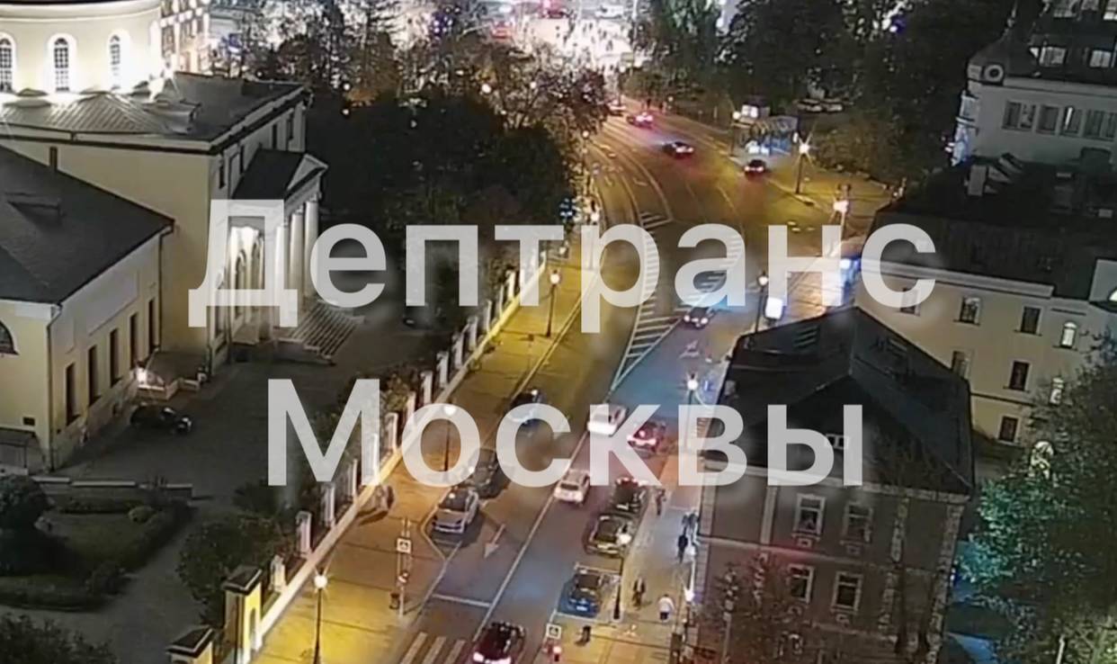 В центре Москвы Mercedes вылетел на тротуар и сбил несколько человек