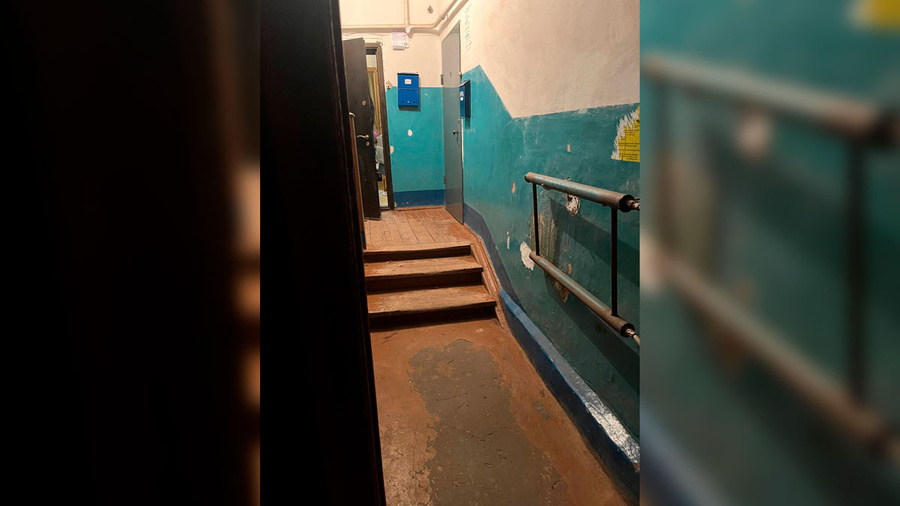 Вход в квартиру, где были обнаружены тела молодых супругов. Обложка © Telegram / СУ СК России по Самарской области