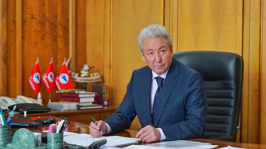 Лидер оппозиционной парламентской фракции "Единый Кыргызстан" Адахан Мадумаров. Обложка © kenesh.kg