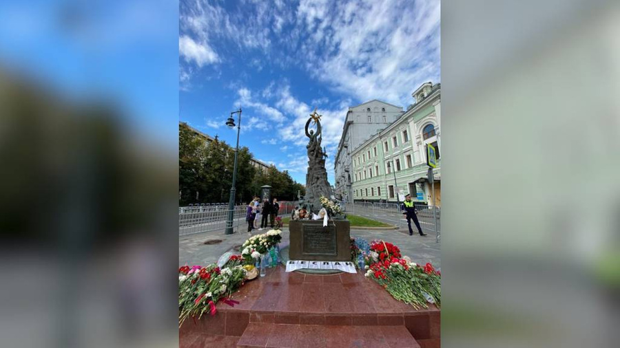 В Москве почтили память жертв теракта в школе № 1 города Беслана. Обложка © LIFE 
