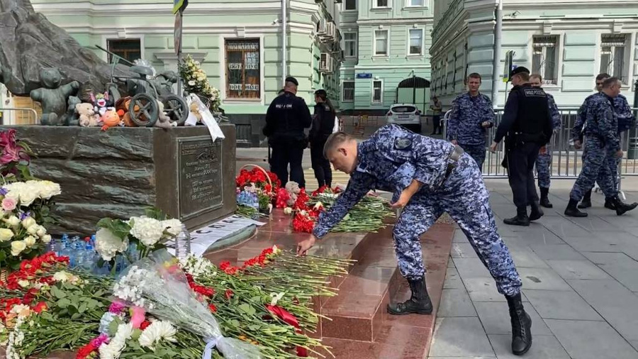 В Москве почтили память жертв теракта в школе № 1 города Беслана. Фото © LIFE