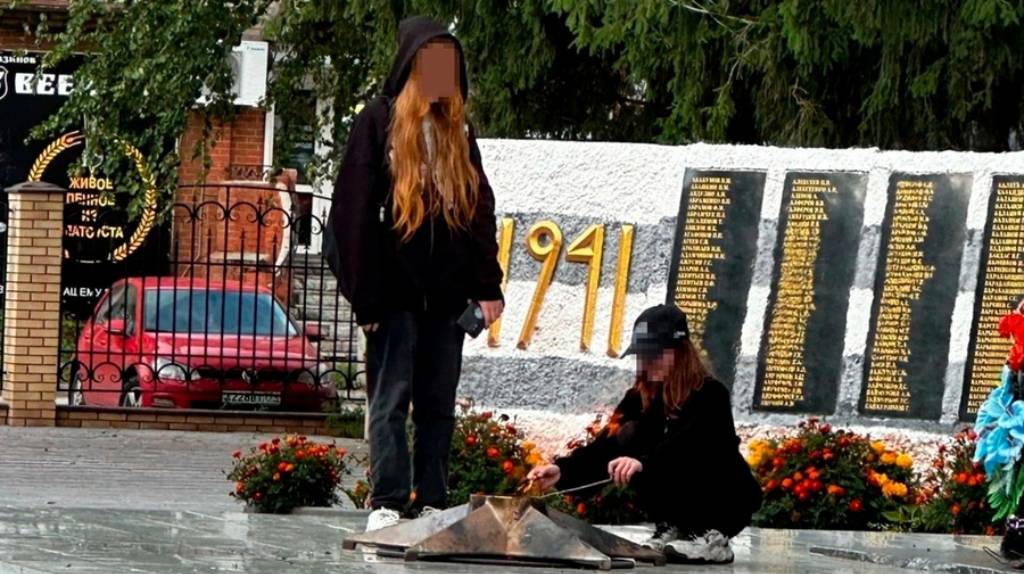 Полиция нашла девочек, превративших Вечный огонь в мангал в Челябинской области