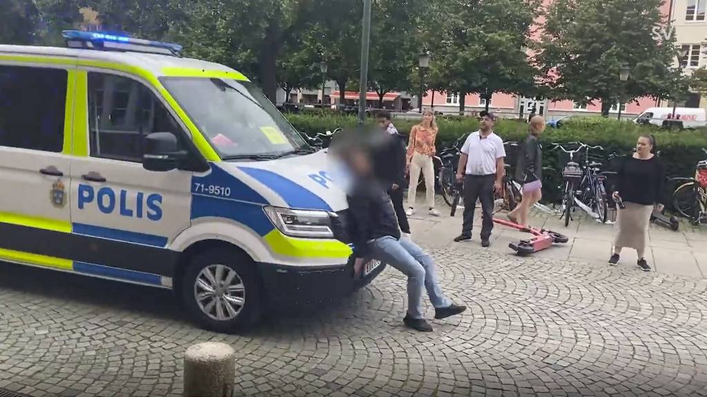 Шведская полиция задержала людей, пытавшихся помешать сожжению Корана