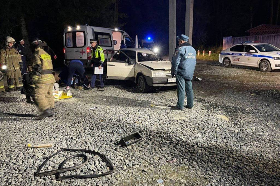 Сотрудники экстренных служб на месте ДТП в Екатеринбурге с участием 17-летней девушки. Обложка © Telegram / ГИБДД Свердловской области