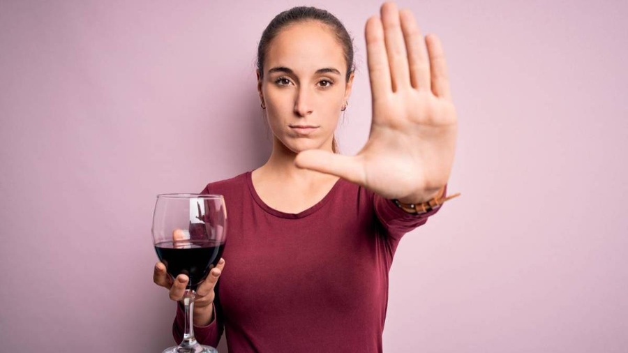 2 октября — Всемирный день трезвости и борьбы с алкоголизмом. Фото © Freepik / krakenimages.com