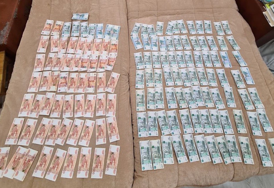 Найденные у Валерия Серова деньги. Фото © Telegram / "СУ СК России по Республике Коми"