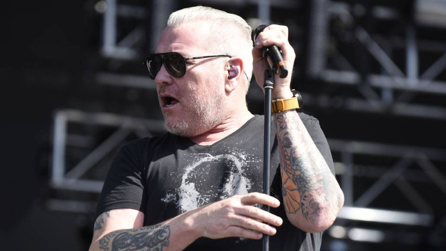 Фронтмен группы Smash Mouth Стивен Харвелл. Обложка © Getty Images / Tim Mosenfelder