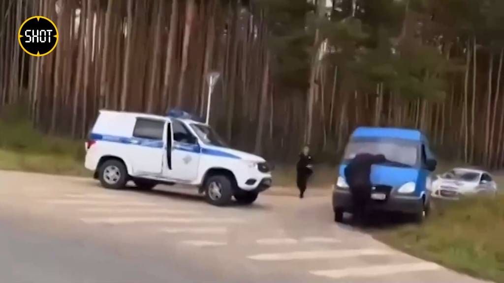 Не захотевший остановиться водитель фургона чуть не раздавил полицейского под Владимиром