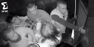 Пьяные тюменцы разгромили застрявший лифт, чтобы вызволить подругу в состоянии истерики