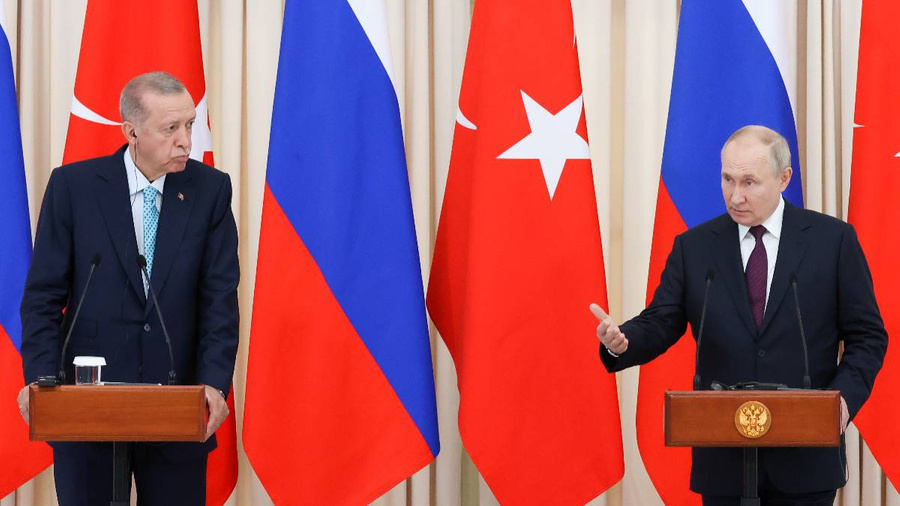 <p>Ο Ρώσος Πρόεδρος Βλαντιμίρ Πούτιν και ο Τούρκος Πρόεδρος Ρετζέπ Ταγίπ Ερντογάν (από δεξιά προς τα αριστερά) κατά τη διάρκεια συνέντευξης Τύπου μετά τη συνάντηση στο έδαφος του Ρωσικού σανατόριου.  Εξώφυλλο © TASS / Sergey Karpukhin</p>