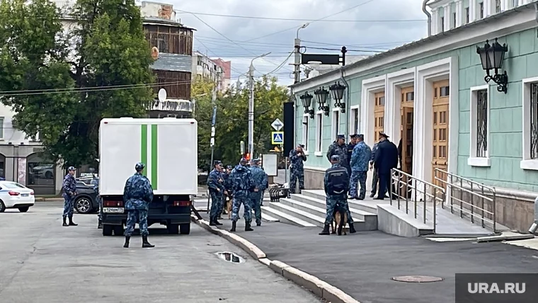 Сотрудники ФСИН с собаками оцепили театр 