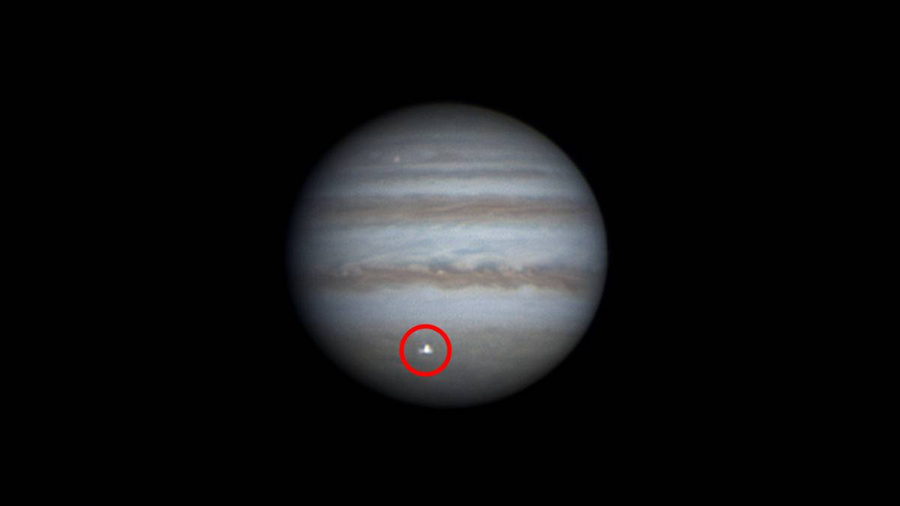 Астрономы зафиксировали столкновение Юпитера с неизвестным объектом. Обложка © twitter / OASES_miyako
