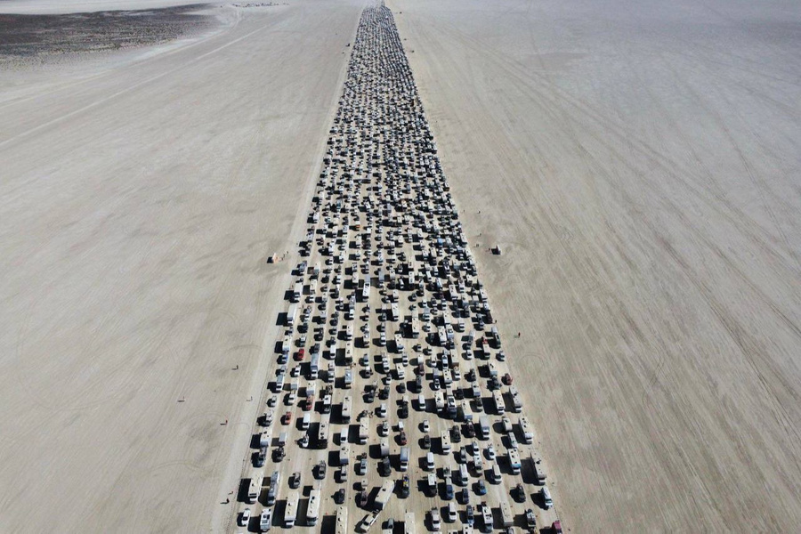 Застрявшие в грязи участники фестиваля Burning Man покидают пустыню в Неваде. Обложка © twitter / nicksortor