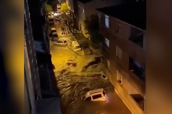 Затопленные дома и плавающие авто: Сильный ливень вызвал наводнение в районах Стамбула