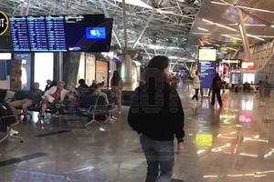 Лайф показывает обстановку в аэропорту Внуково, где задержано более 20 рейсов