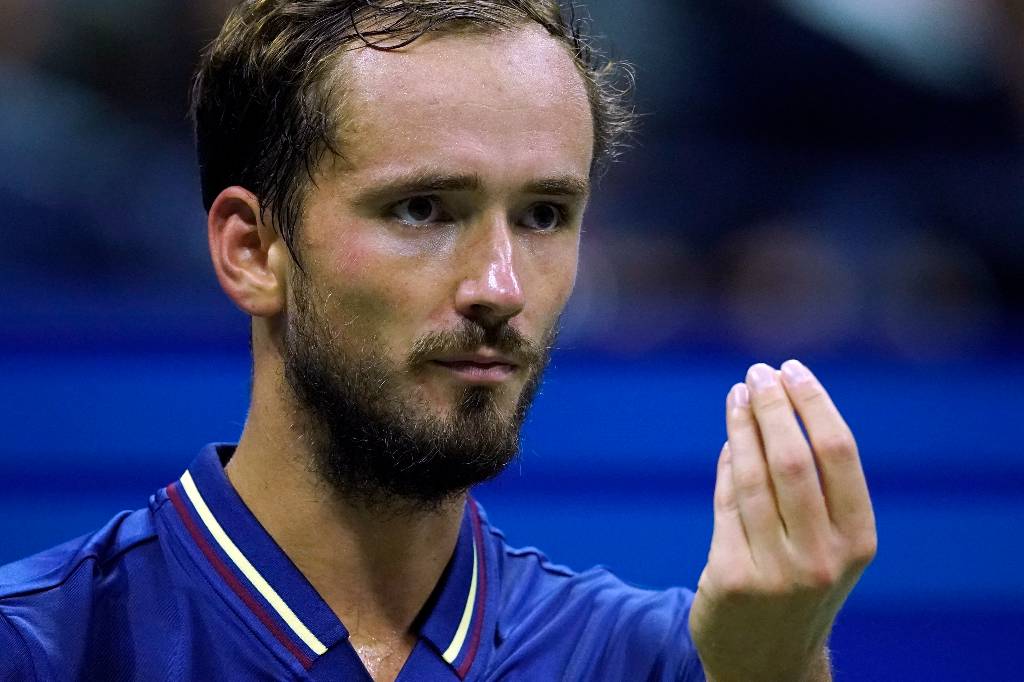 Медведев вышел в четвертьфинал US Open, где сыграет с Рублёвым
