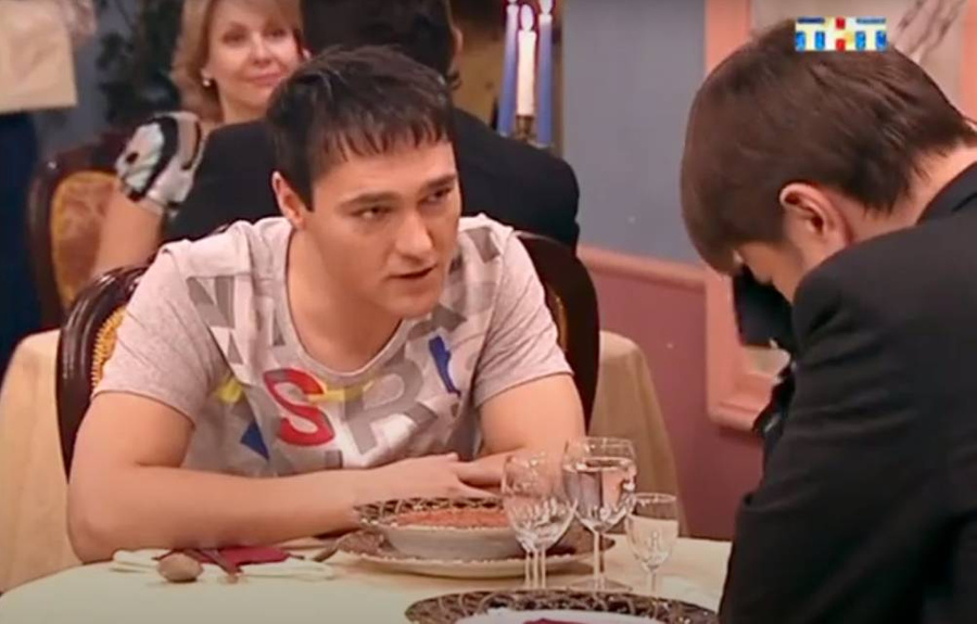 Юра Шатунов сыграл в российском ситкоме "Счастливы вместе" самого себя. Фото © YouTube / "Счастливы вместе"