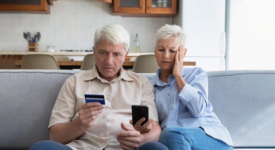 Как мошенники обманывают умных пенсионеров байками о рисках цифрового рубля. Обложка © Shutterstock