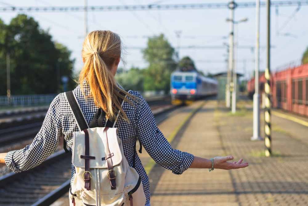 Что означает опоздать на поезд во сне: толкование и значение сновидений. Фото © Shutterstock