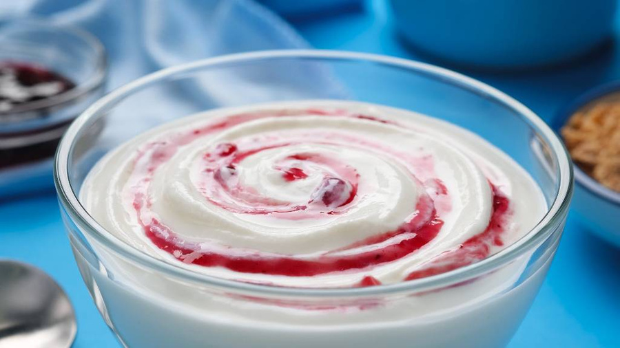 Находчивые советские люди изобрели йогурт ещё до того, как это стало мейнстримом. Сметана и варенье — вот вам и сладкий, и в меру лёгкий десерт. Фото © Shutterstock